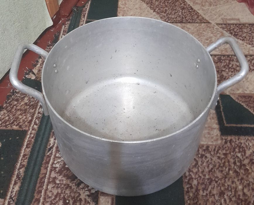 Продам тяжкі алюмінієві каструлі часів СССР.