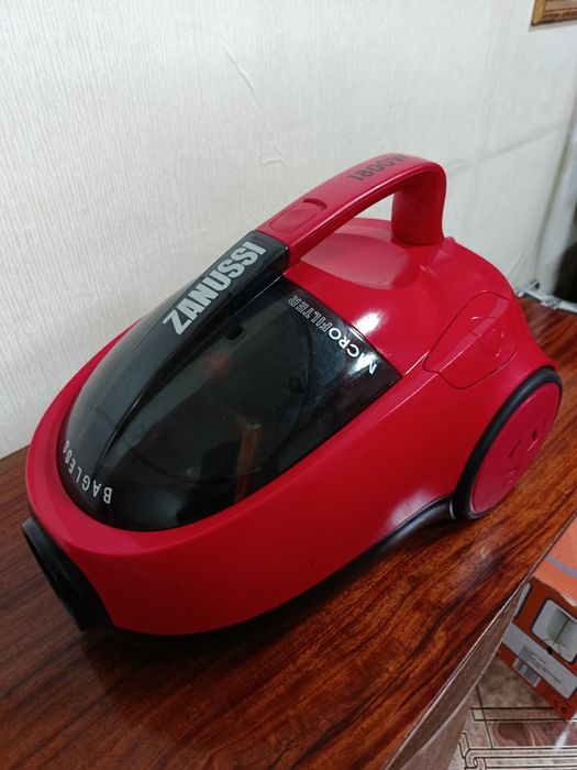 . Сильный пылесос, ZANUSSI 1800v.