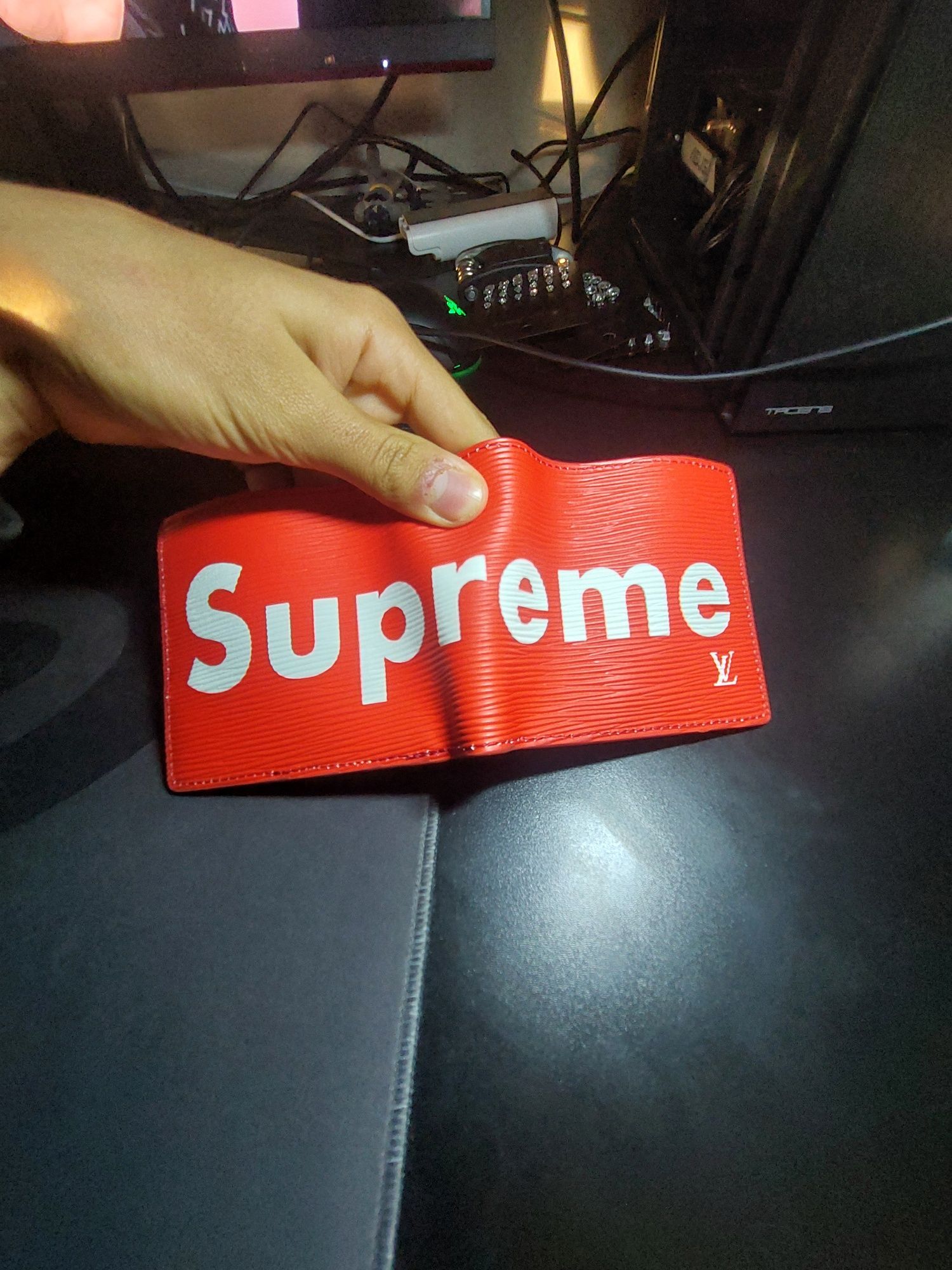 Carteira louis vuitton com supreme