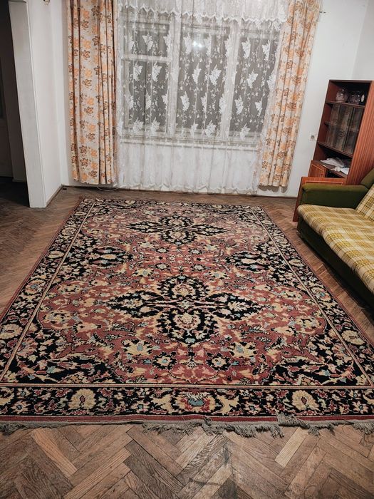 Dywan bardzo duży w dobrym stanie.