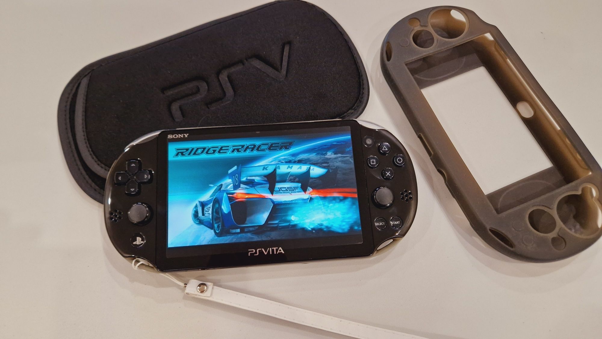 Sony Ps Vita Slim 64гиг с играми 67шт + 2 чехла!