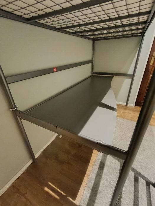 Łóżko piętrowe Ikea Svarta z biurkiem i materacem