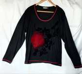 Blusa preta com estampados a veludo vermelho