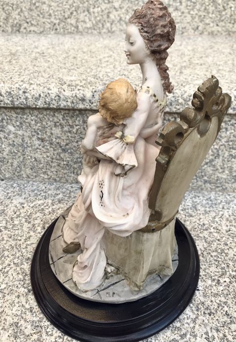 Estátua antiga marfinite - mãe com filho ao colo