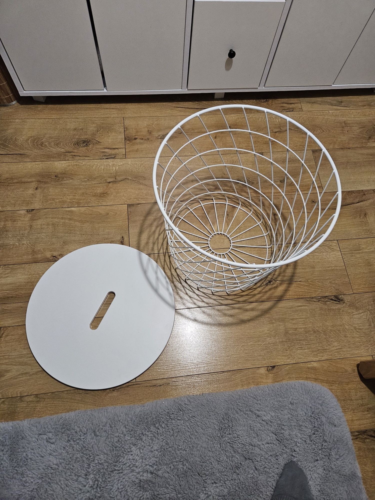 KVISTBRO Stolik z miejscem do przechowywania, biały, 44 cm IKEA
Stolik