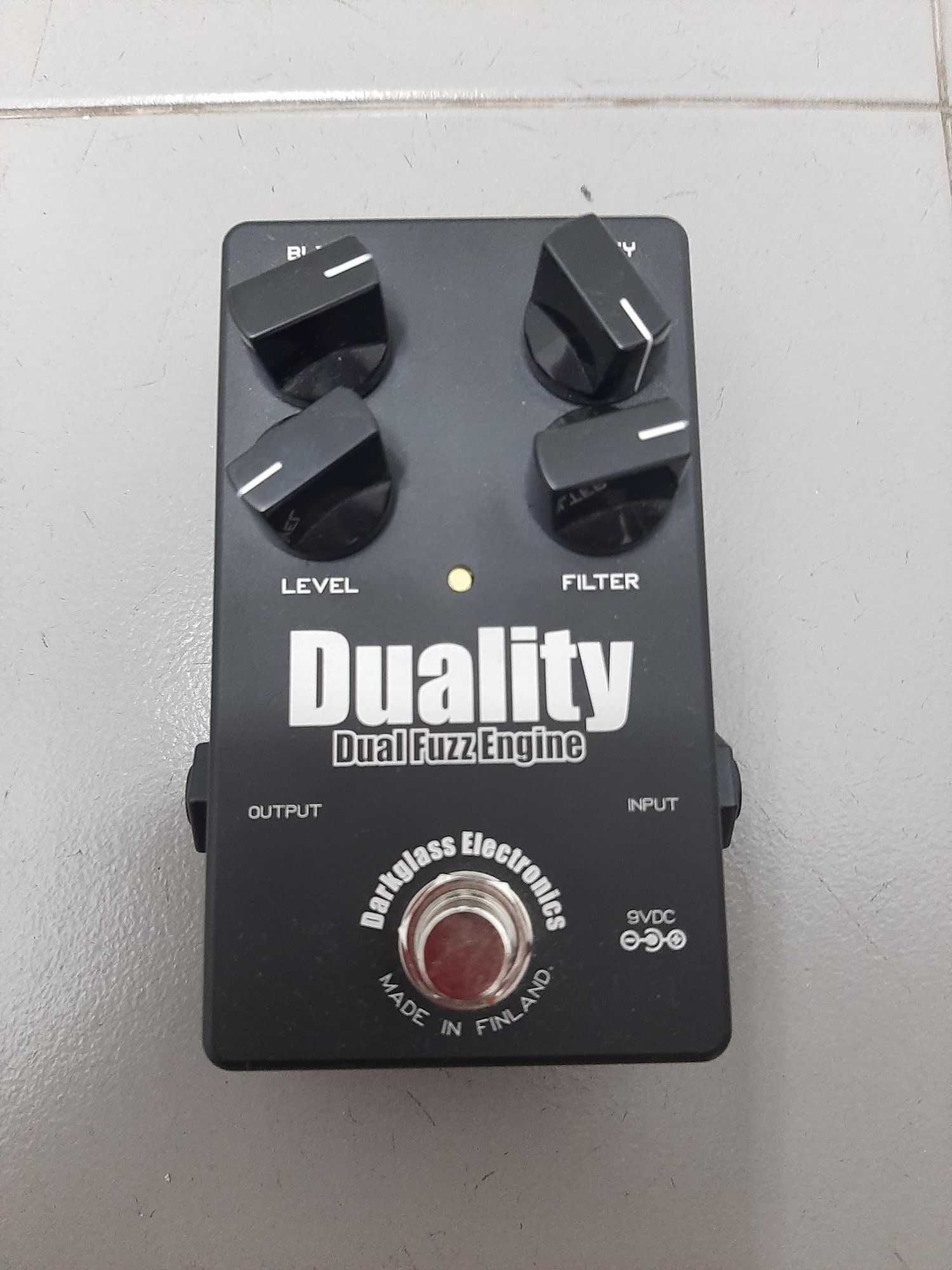 Pedal de baixo Darkglass Duality e guitarra Jam Pedals Delay Llama