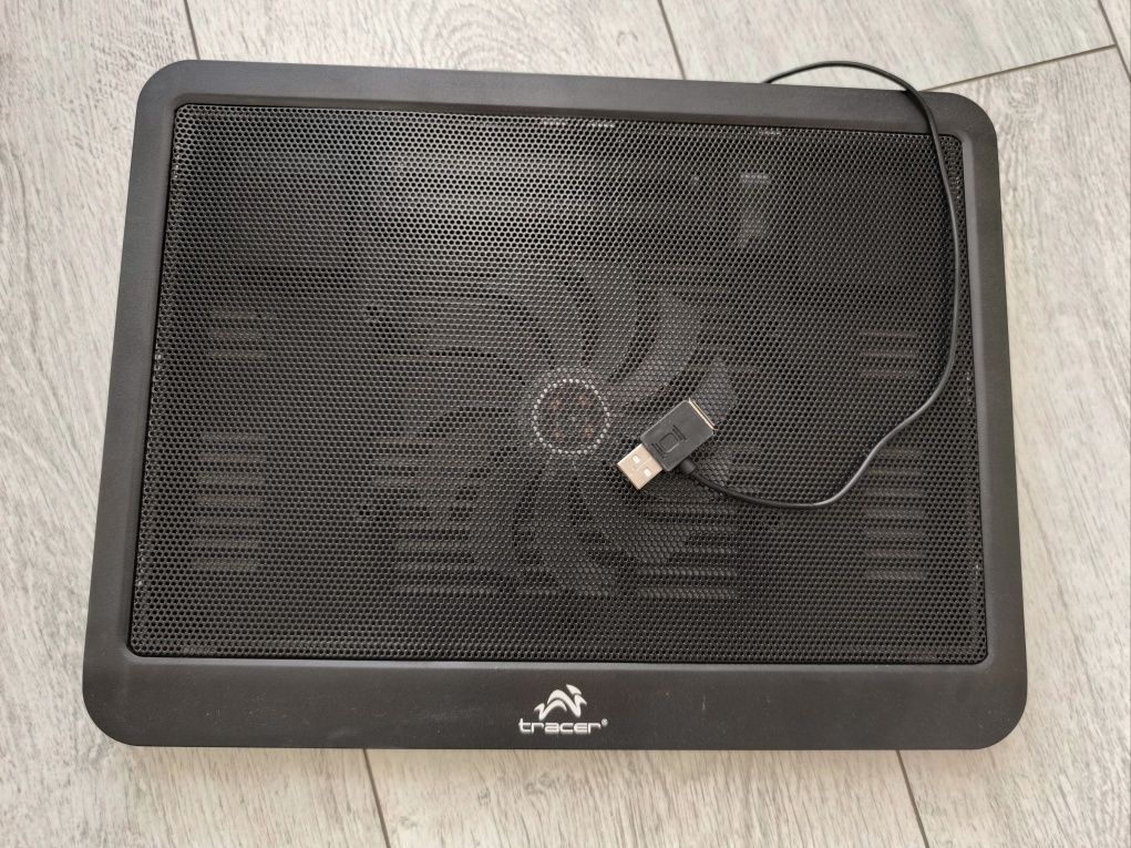 Podkładka chłodząca pod laptopa 
Rozmiar uniwersalny 
Stan bardzo dobr