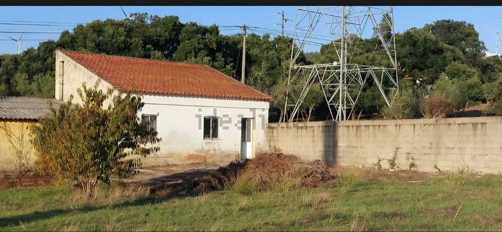 Terreno murado com Casa T1 e poço, a 30 min de Santarém