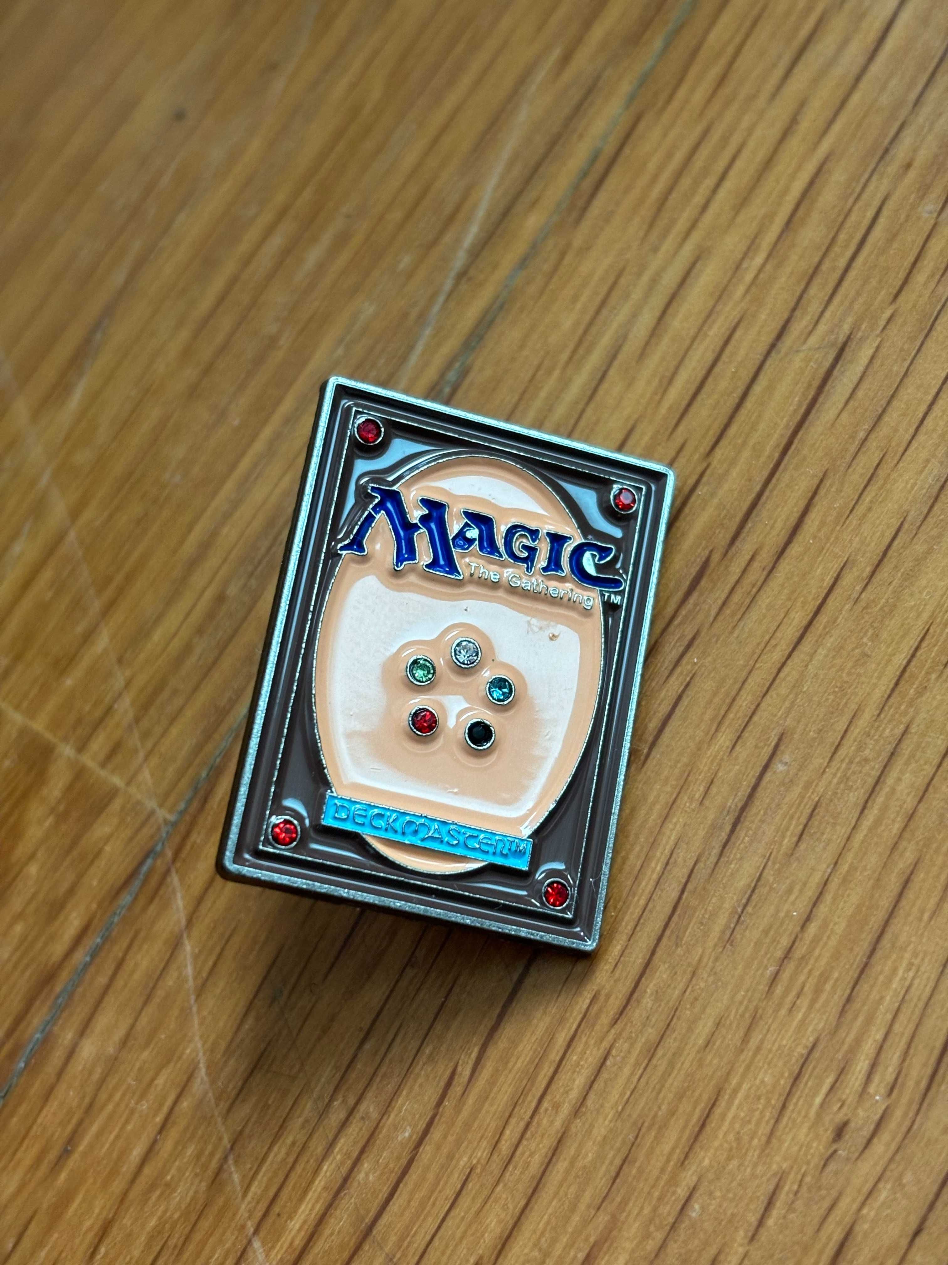 Pin Estilo "Magic: The Gathering" - Novo, Selado