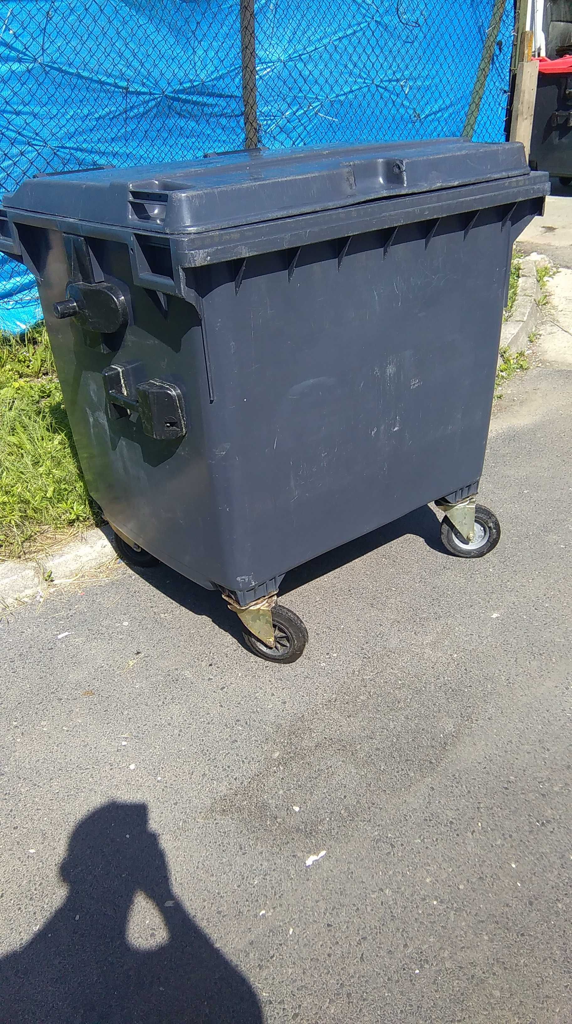 Uszkodzone pojemniki na odpady 1100l niemieckie kosze na śmieci