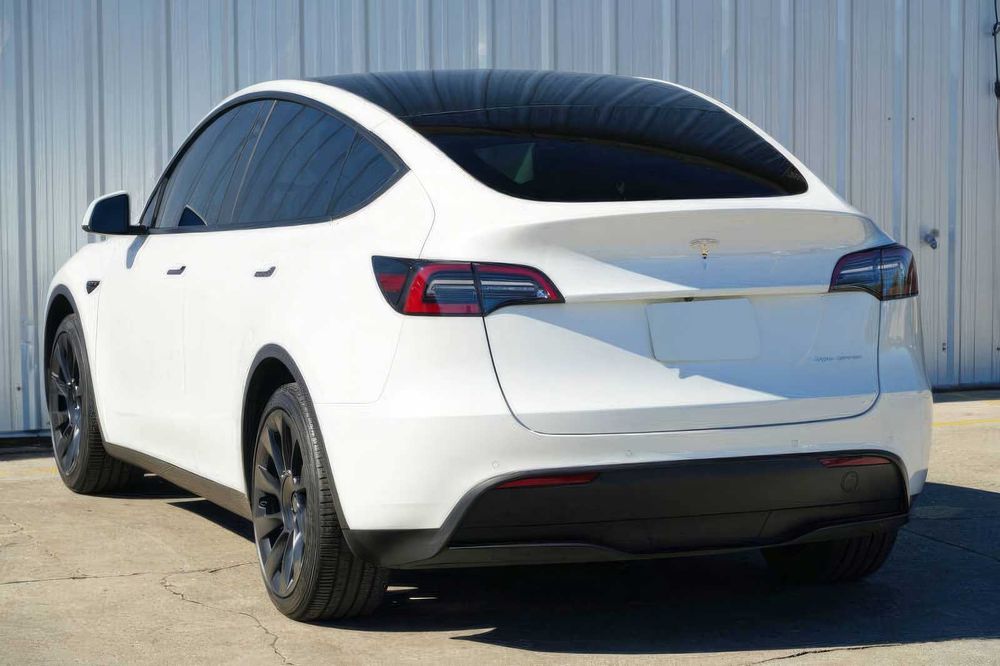 Tesla Model Y      2022