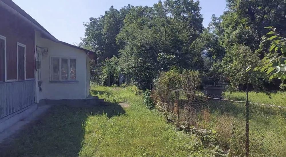 Продам будинок в смт Кути центр від власника