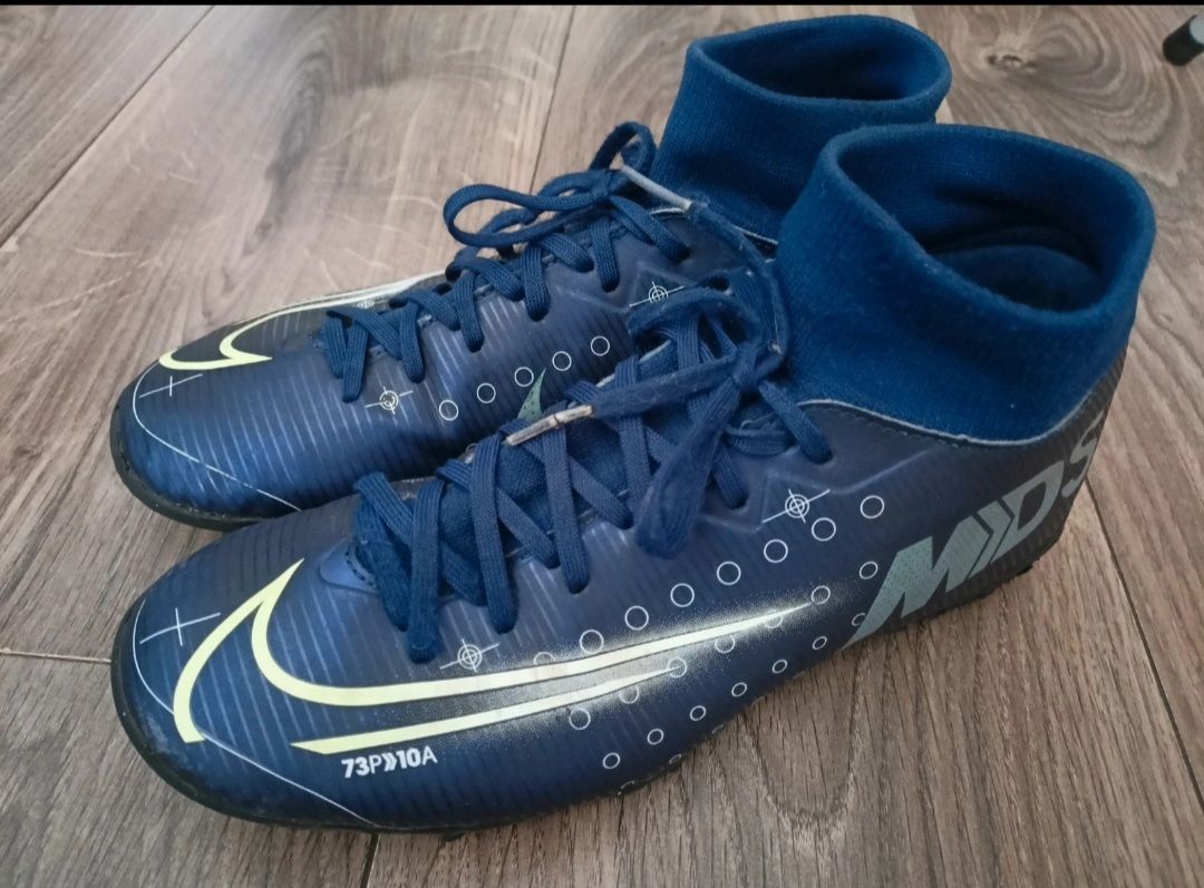 Granatowe buty sportowe piłkarskie Nike 39