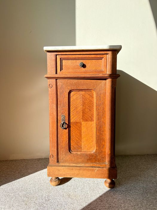 Szafka z marmurowym blatem