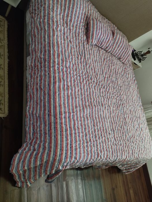 Colcha para cama de casal com duas almofadas