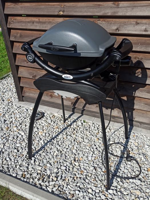 Grill elektryczny WEBER z podstawą składaną.
