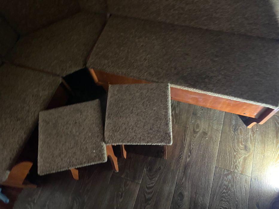 Кухонний уголок та дві табуретки