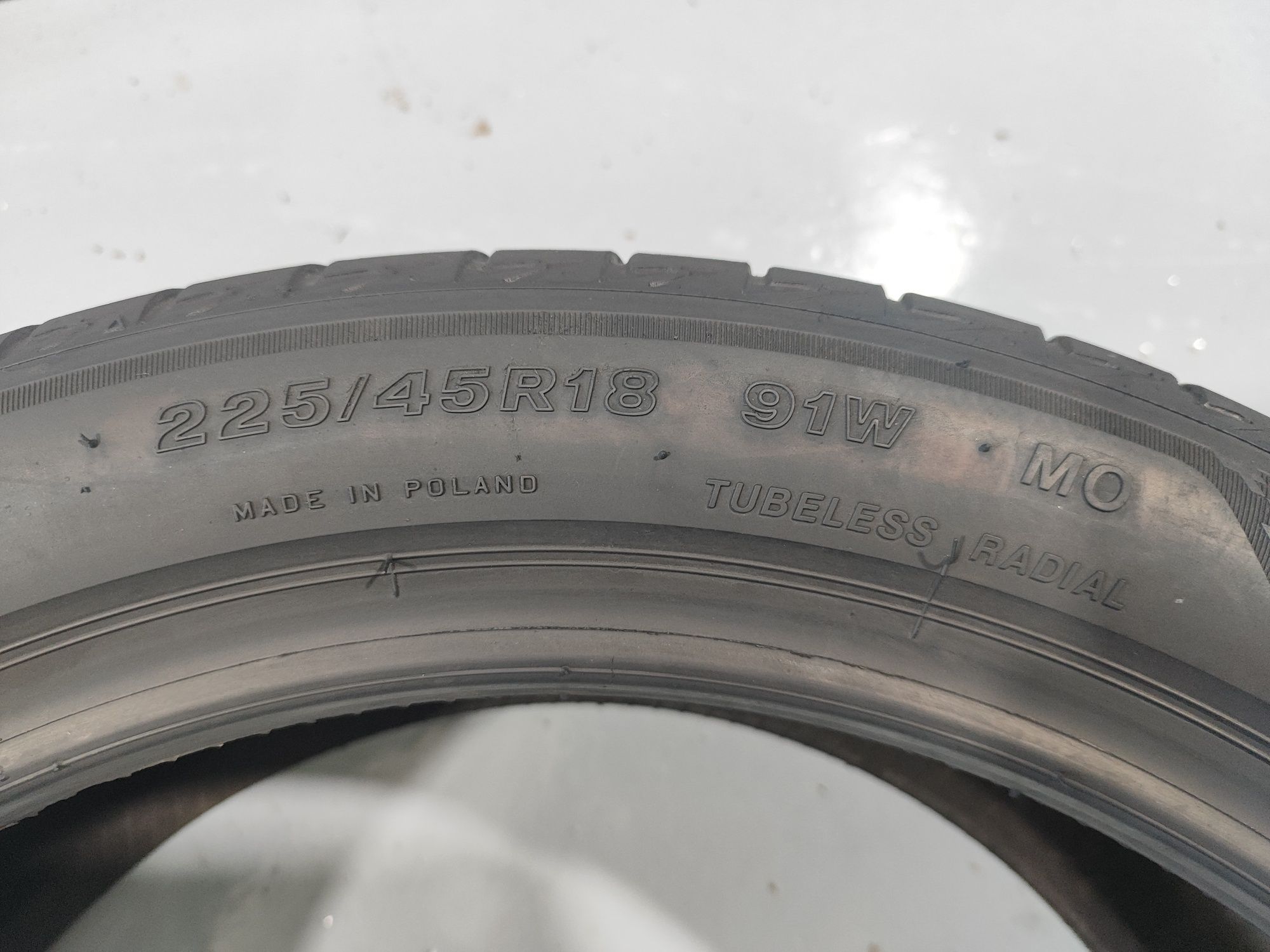 2 pneus semi novos 225-45r18 Bridgestone - Oferta dos  portes