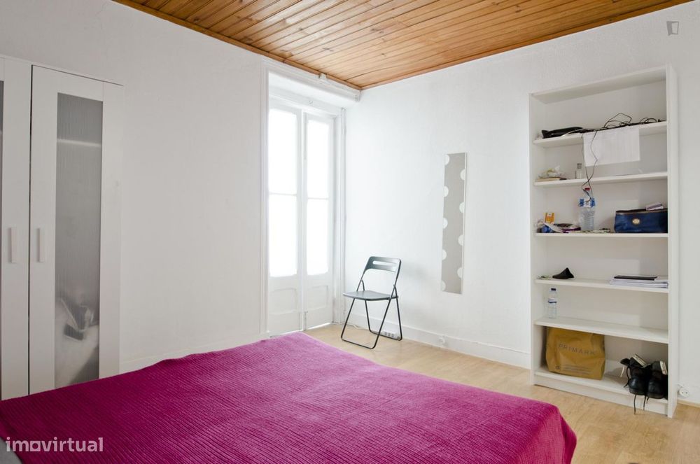 28299 - Quarto com cama de casal em apartamento...