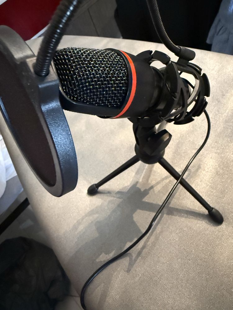 Mesa de stream mais microfone