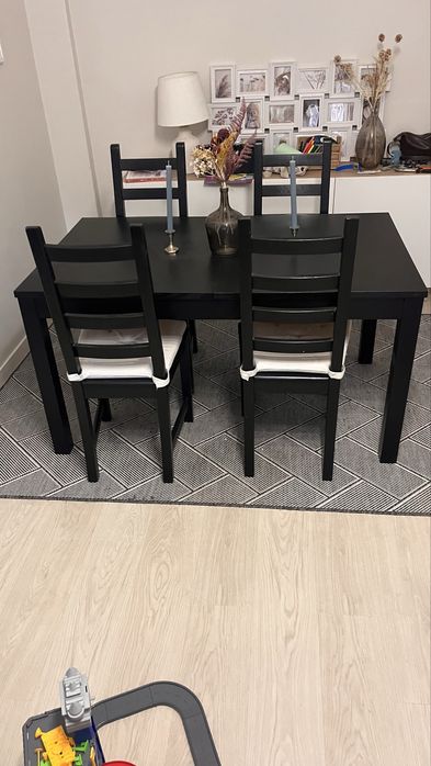 Mesa de jantar +4 cadeiras