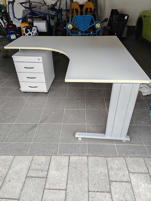 Biurko narożne z kontenerem