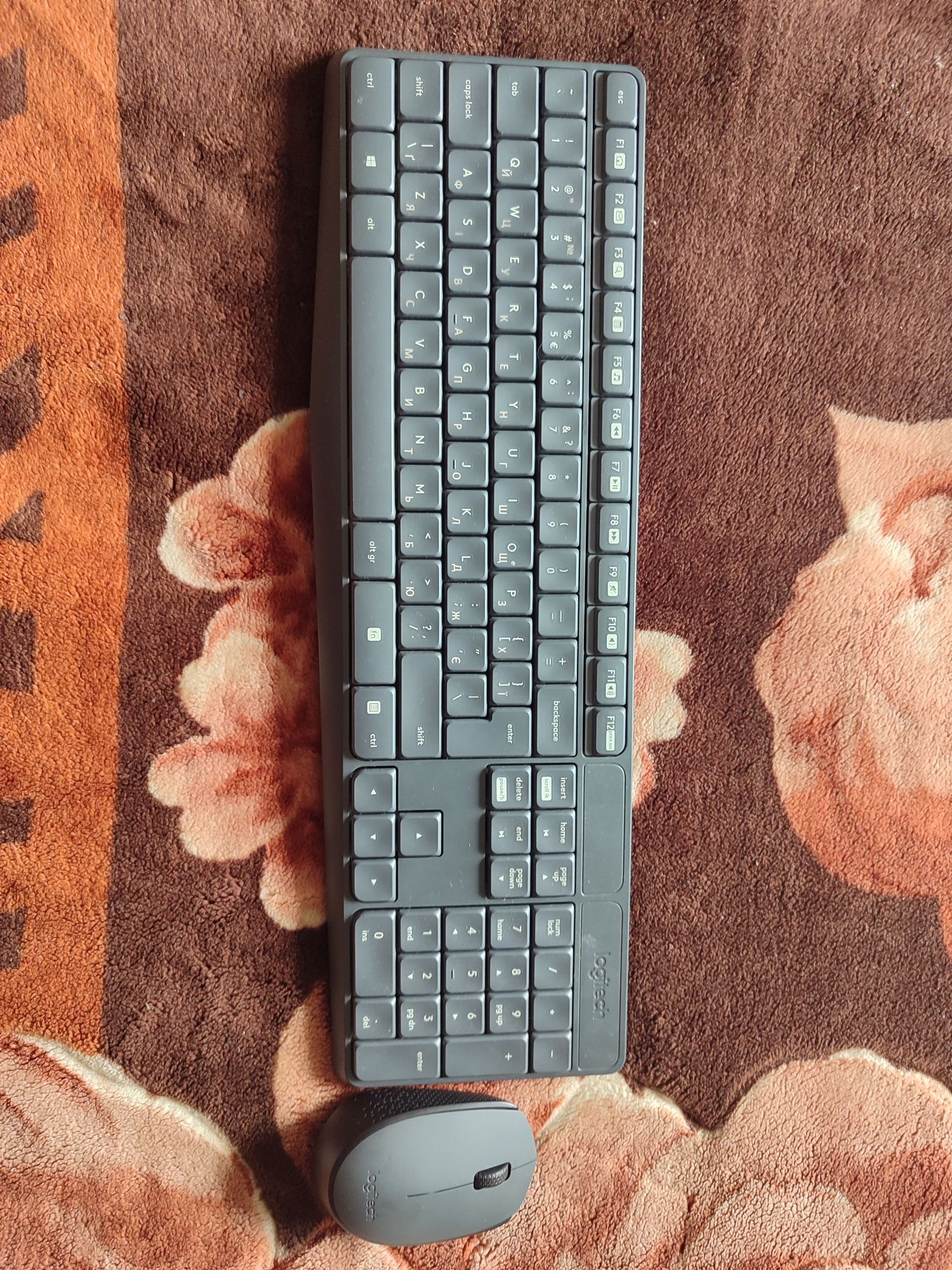 Клавіатура logitech  безпроводна, разом з мишкою