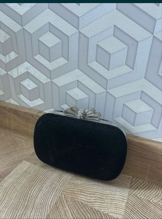 клатч черный.