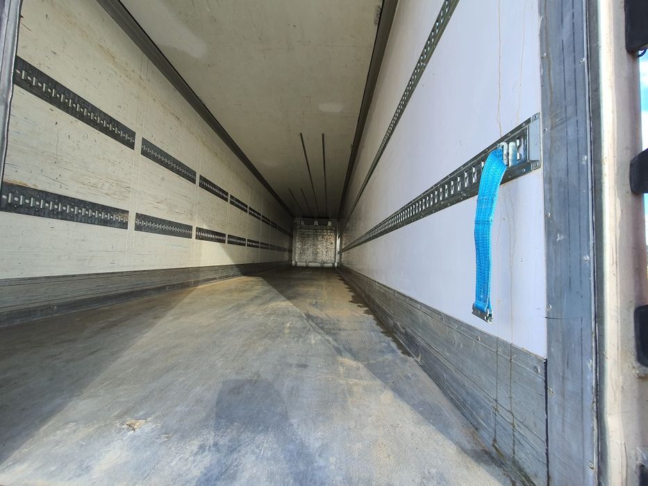 Camião Daf com reboque frigorífico.