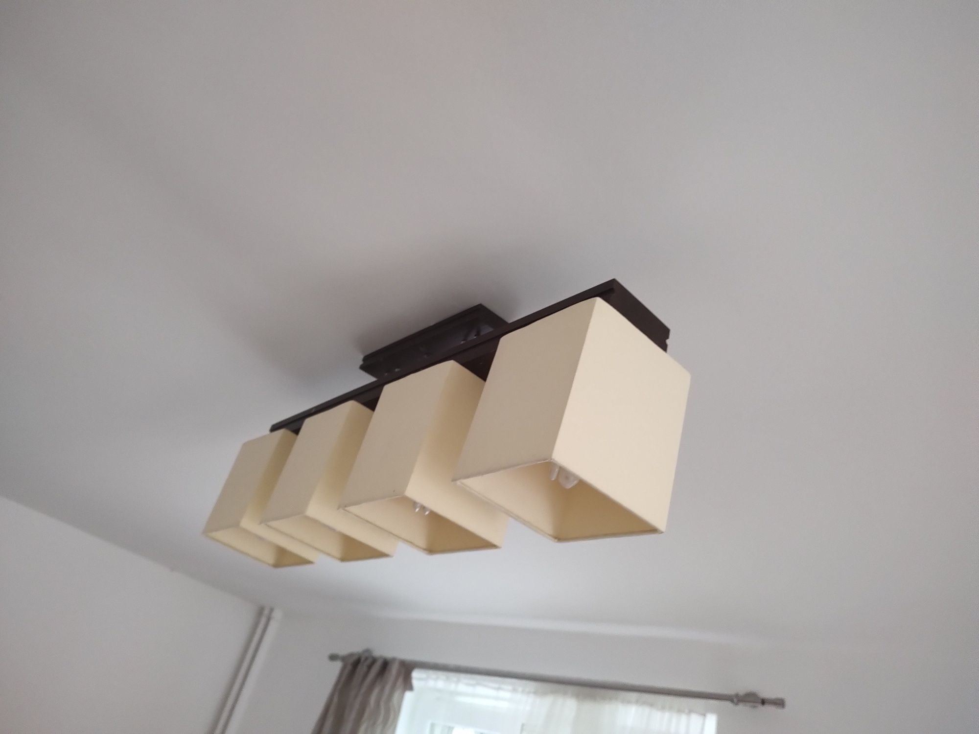 Lampa z elementami drewna