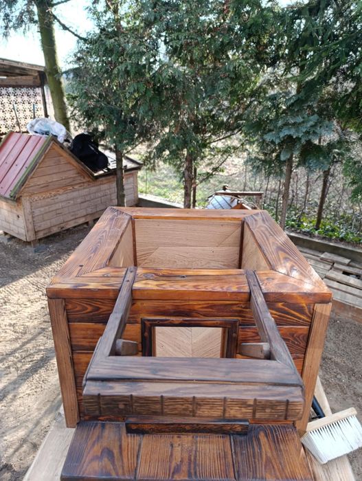 Buda dla psa unikat rzeźbiona