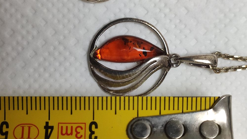 Komplet biżuterii srebrnej z bursztynem.