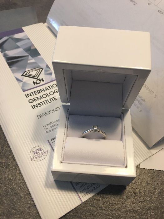 Pierścionek platynowy Eternel z brylantem YES, 0.35 CT klasyka