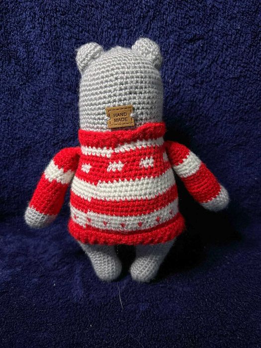 Miś w czerwono-białym sweterku