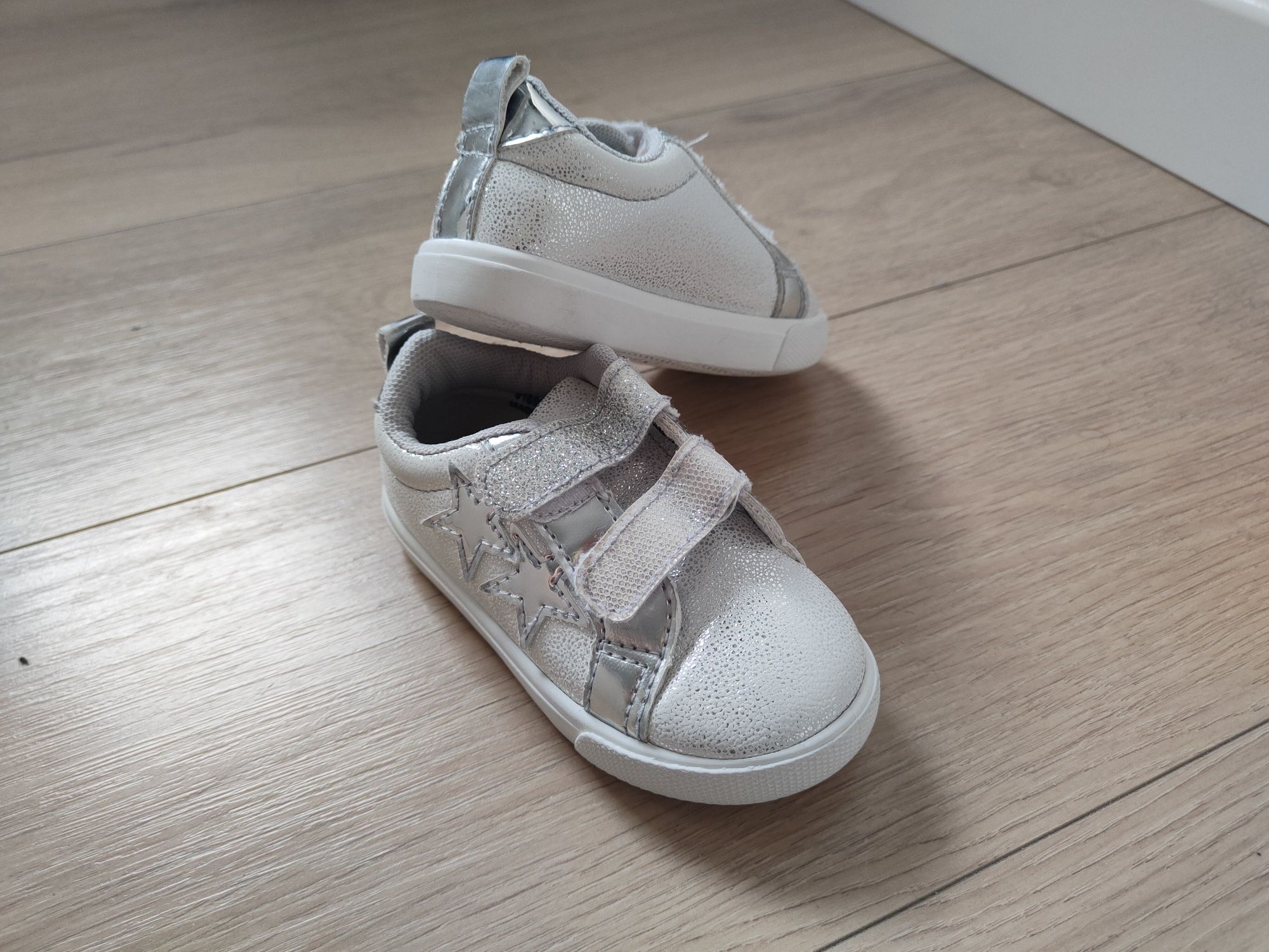 Srebrne sneakersy trampki 24
