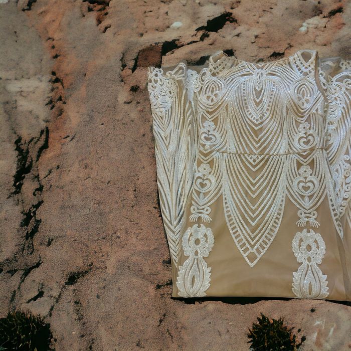 Suknia ślubna pięknie zdobiona