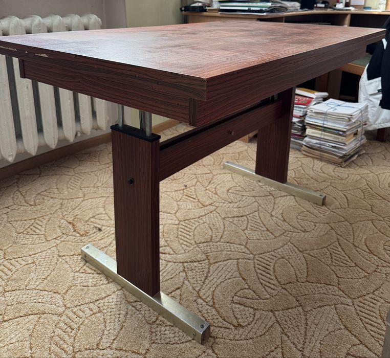 Стіл розкладний з регулятором висоти