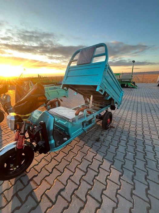 Самосвальний електричний трицикл.