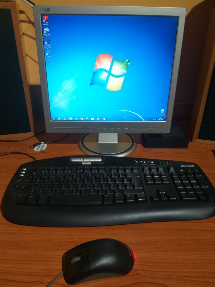 PC fixo + monitor, teclado, rato, windows 7 e Microsoft Office 2013