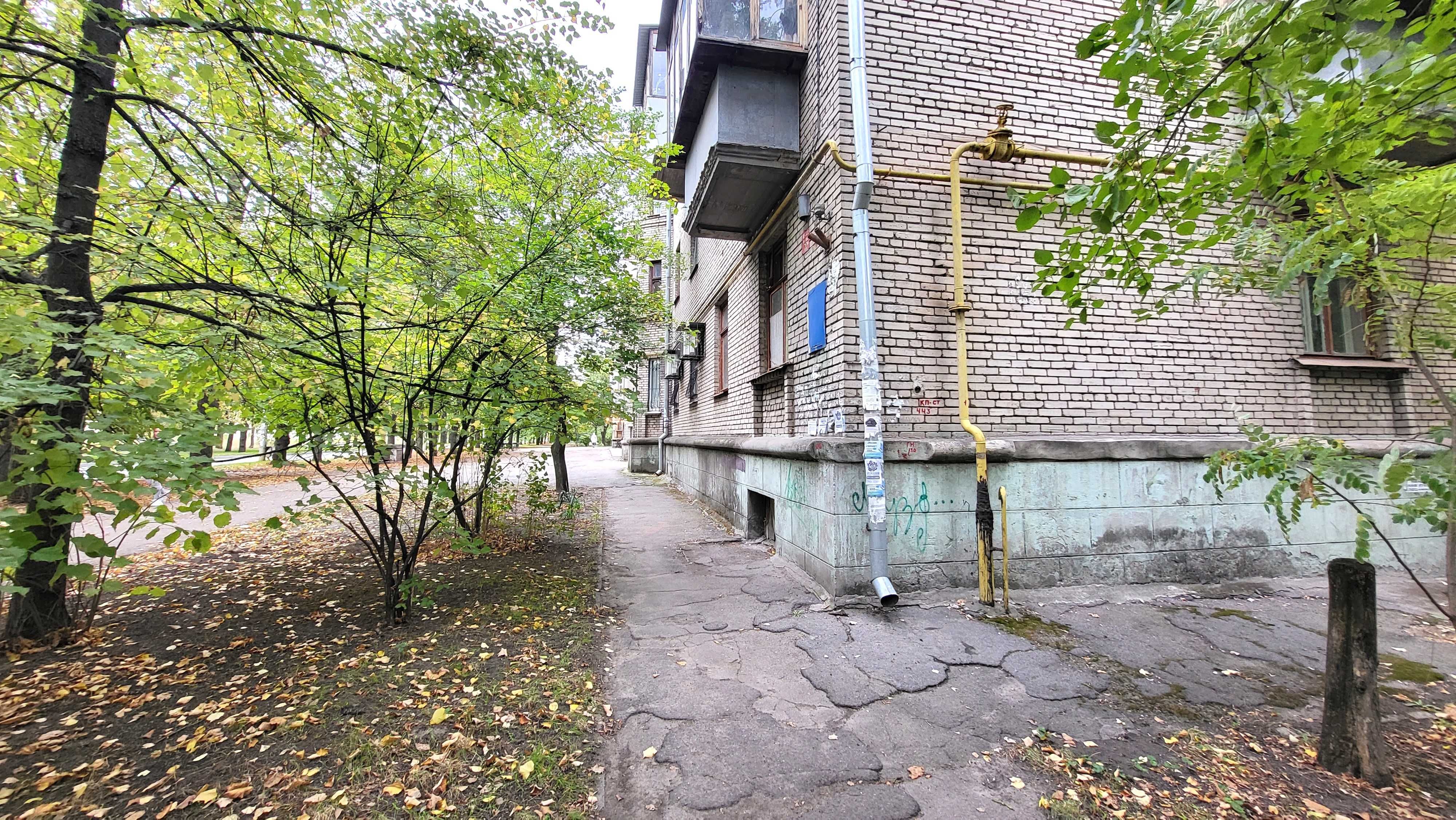 Продаж ПОВНОМЕТРАЖНОЇ 3-х к.кв. вул. Сергія Синенко 1-й поверх.
