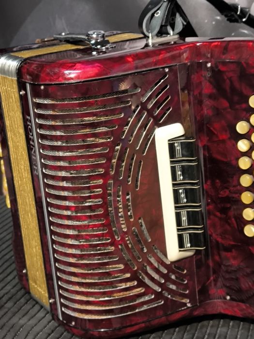 Concertina hohner está em fã lá ré