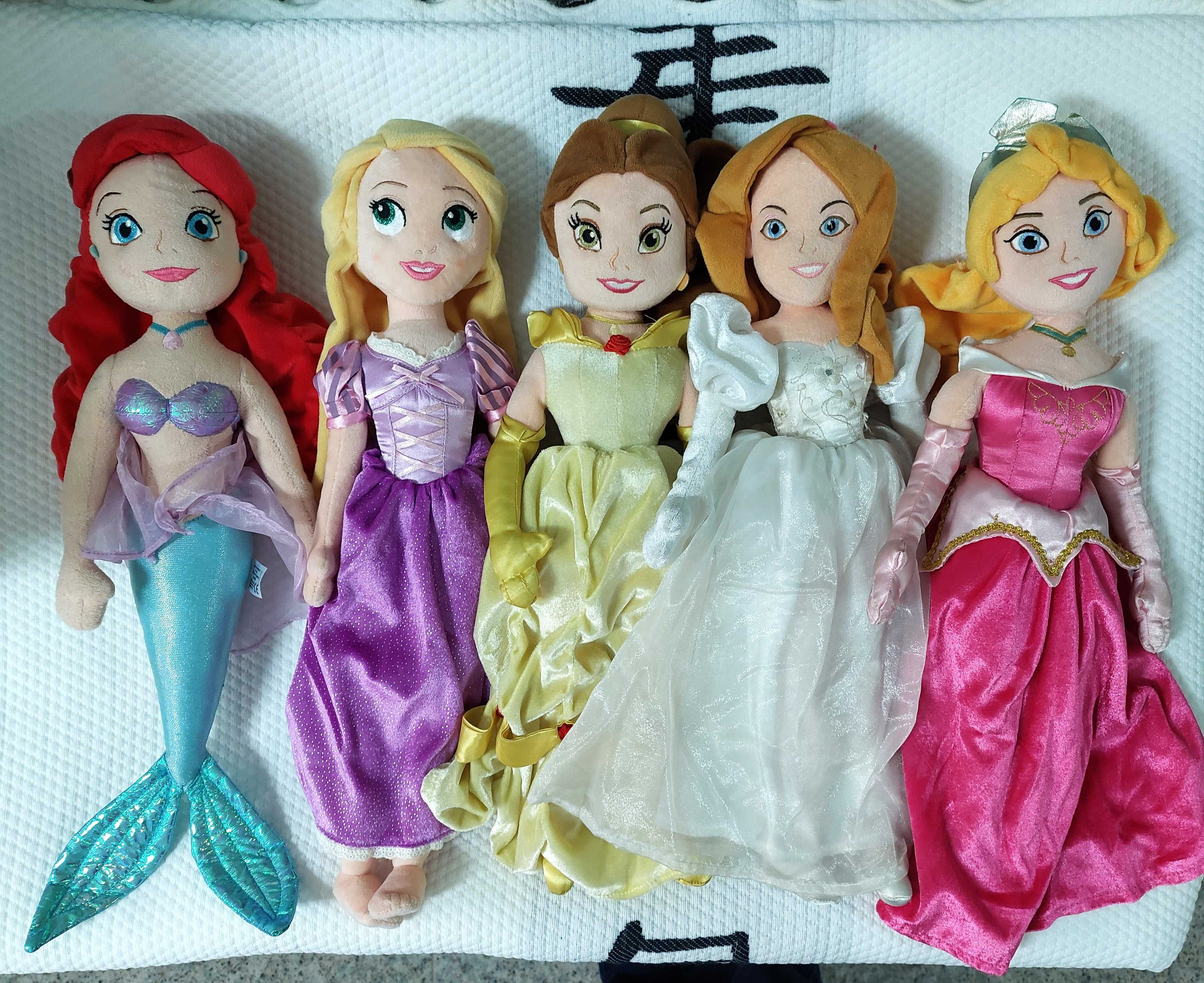 Conjunto de 5 princesas em peluche. Usadas como Novas