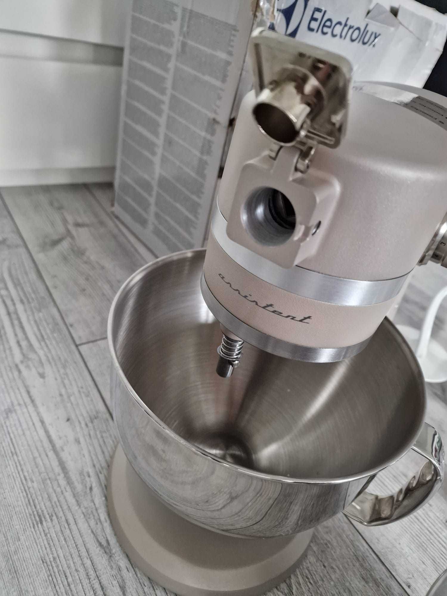 Electrolux Robot Kuchenny 1200 W, 10 prędkości + f. pulsacyjna, Oświet