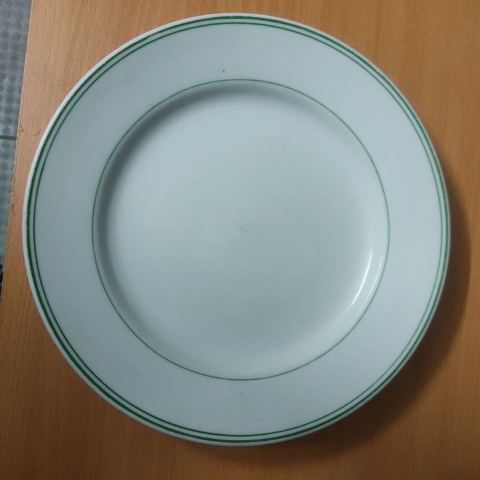 Pratos rasos fundos e travessas