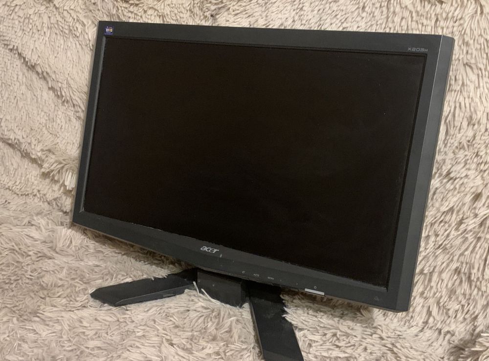 Monitor ACER czarny matowy 20 calowy,, gamingowy wygląd