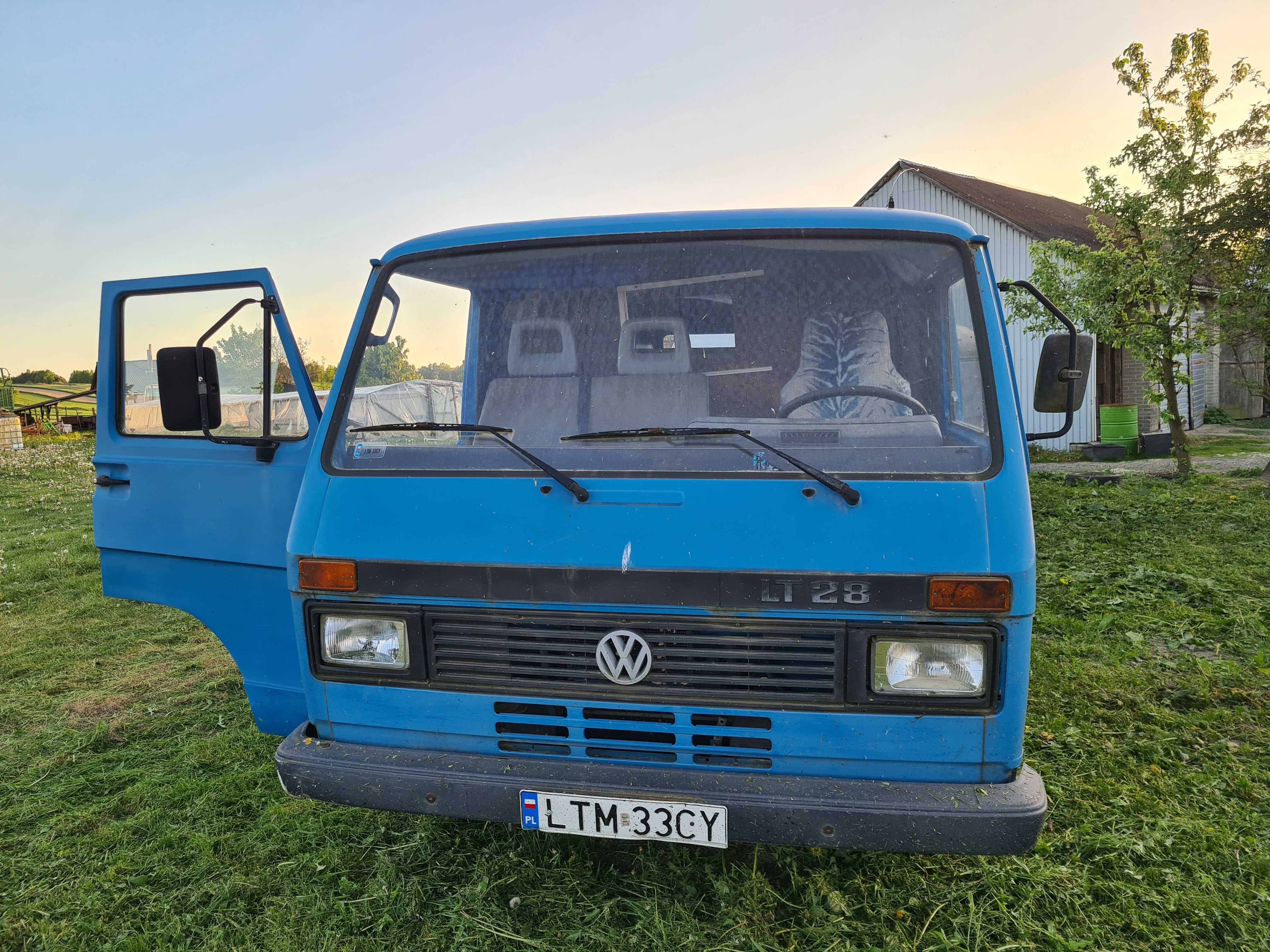 Samochody dostawcze: Mercedes MB 100, 207D;  Volkswagen LT28 x 2