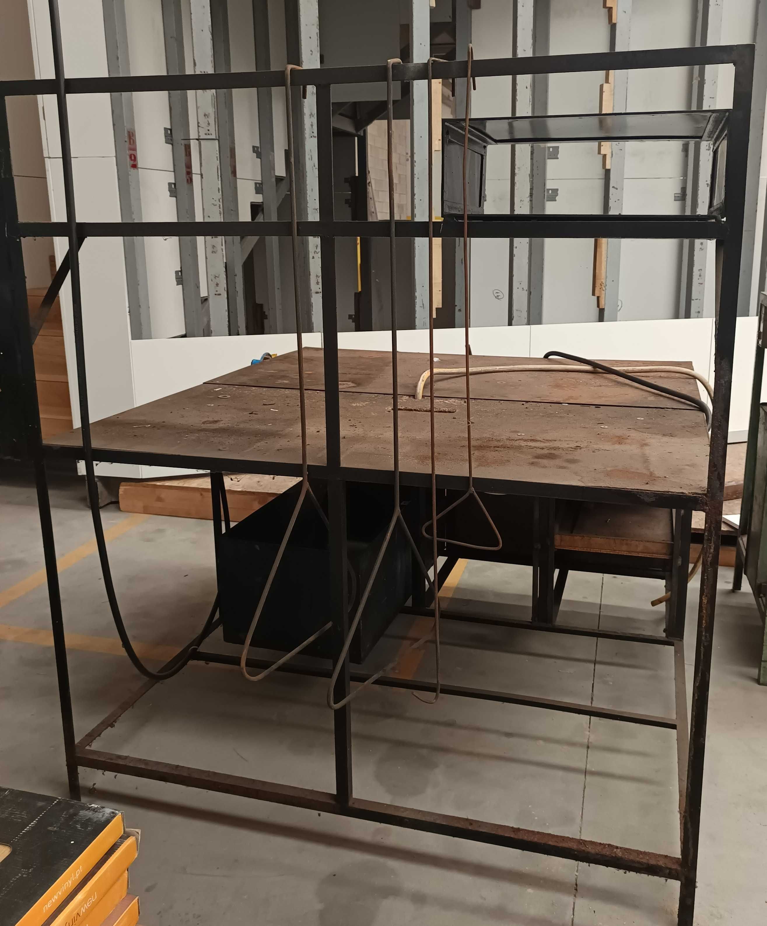 Bancada de trabalho industrial com sistema de aspiração ou filtragem