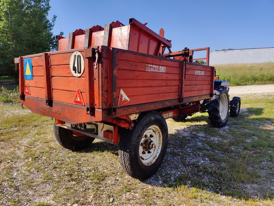 Trator Izeki 25cv 4x4  com alfaias