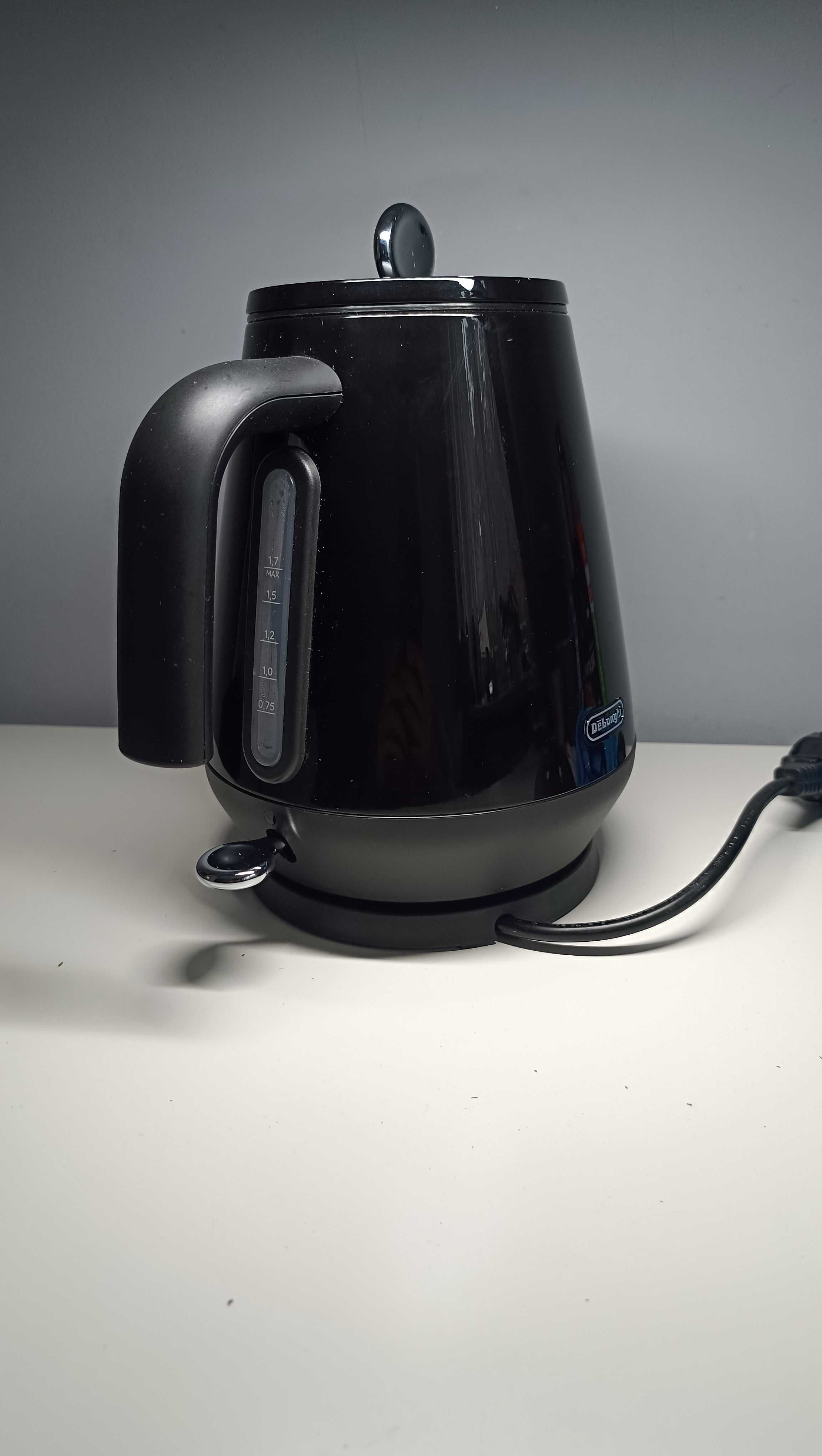 Czajnik bezprzewodowy DeLonghi KBY2001 BK Czarny, 2200 W, 1.7 L