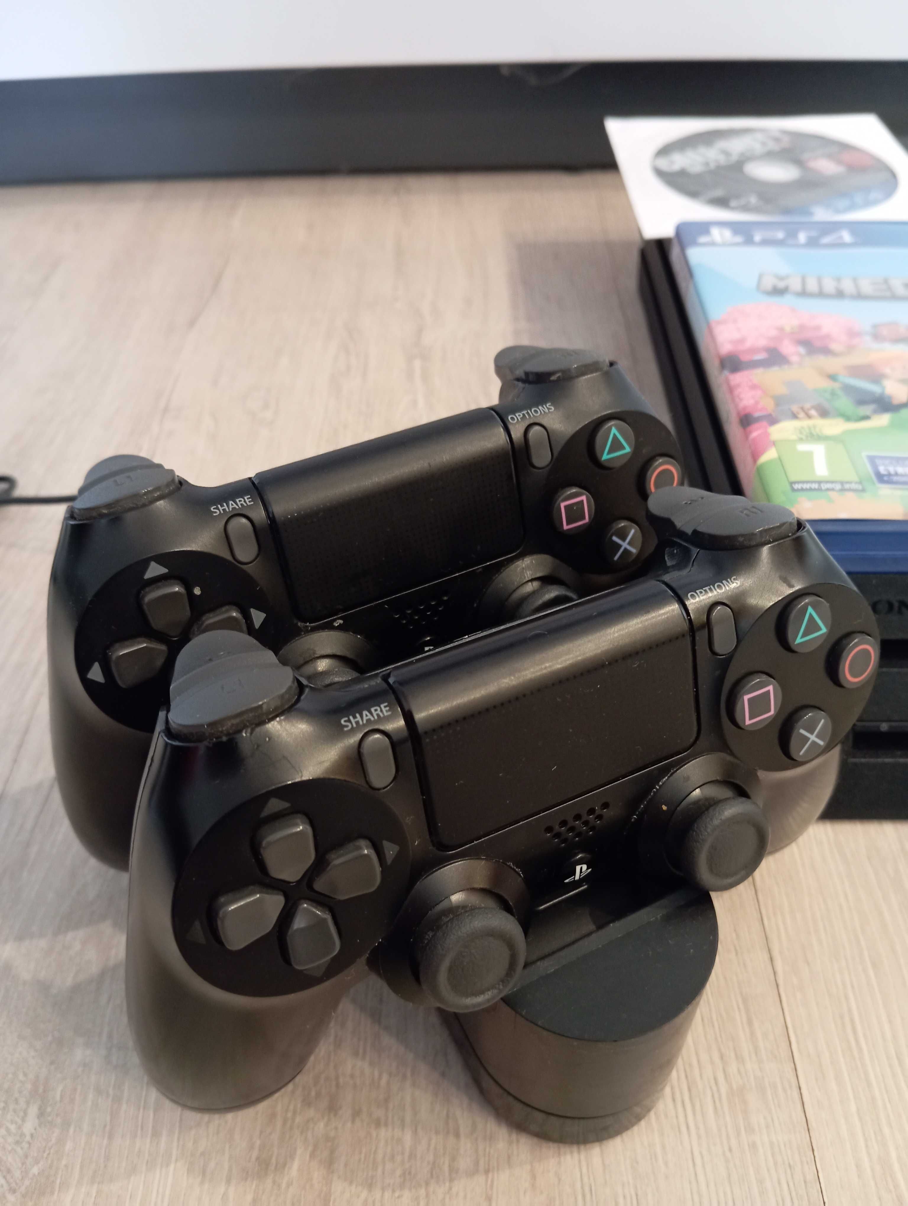 Play station 4 PRO (1 Tb) + 2 джойстика, зарядна станція, 2 диска(б/в)